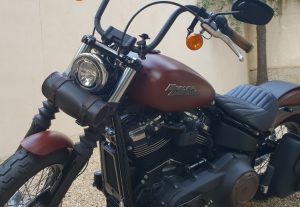 sacoche Myleatherbikes sur Softail Street bob (9)